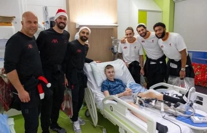 قبل الكريسماس: محمد صلاح يزور مستشفى للأطفال في مدينة ليفربول (صور) - بلس 48