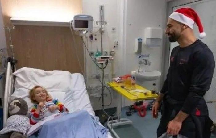 بالصور بملابس بابا نويل محمد صلاح يزور مستشفى للأطفال في ليفربول - بلس 48