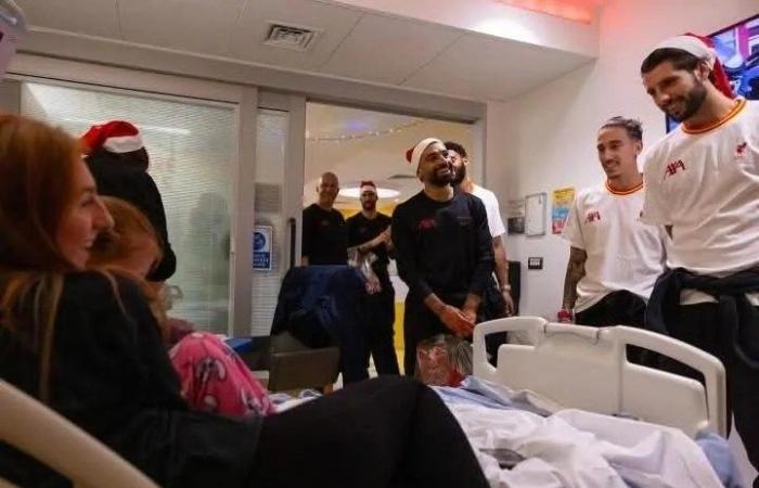 بالصور بملابس بابا نويل محمد صلاح يزور مستشفى للأطفال في ليفربول - بلس 48