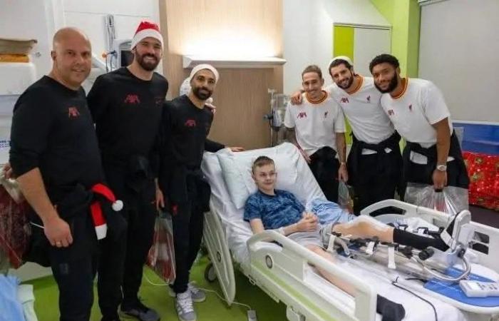 بالصور بملابس بابا نويل محمد صلاح يزور مستشفى للأطفال في ليفربول - بلس 48