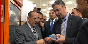 وزير التموين يدفع ثمن زجاجة مياه في المجمع الاستهلاكي - بلس 48