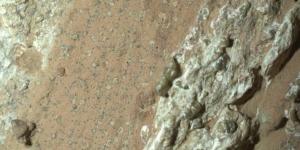 روبوت "ناسا" يأخذ عينة من صخرة مريخية قد تحوي أدلة على حياة جرثومية - بلس 48