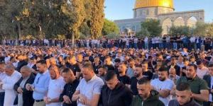 نحو 40 ألف فلسطيني يؤدون صلاة الجمعة في المسجد الأقصى المبارك - بلس 48