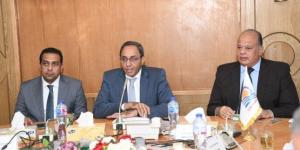 محافظ قنا يبحث آليات تنفيذ مبادرة سكن كريم لتطوير مساكن الأسر الأولى بالرعاية - بلس 48