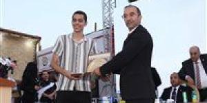 حزب الجبهة الوطنية يكرّم طالب من أوائل الثانوية العامة بمؤتمر الجيزة ضمن مبادرة دعم المتفوقين - بلس 48