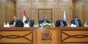 محافظ قنا ورئيس هيئة الرقابة الإدارية بقنا يعقدان اجتماعًا موسعًا مع إدارات المراجعة والحوكمة - بلس 48