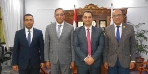 محافظ قنا يستقبل مدير الصحة الجديد ويؤكد دعم المنظومة الطبية - بلس 48
