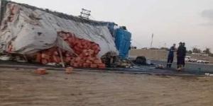 انقلاب شاحنة محملة بـ10 أطنان زيت طعام بطريق الفيوم - بلس 48