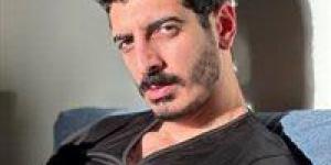 القبض على البلوجر شاكر محظور دلوقتي داخل كافيه بالقاهرة الجديدة بتهمة إساءة استخدام مواقع التواصل - بلس 48
