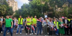 شاهد.. مواطنون يستقبلون موكب الرئيس السيسى بالزغاريد والهتافات بمصر الجديدة - بلس 48