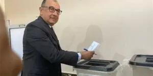 وزير قطاع الأعمال يُدلي بصوته في انتخابات مجلس الشيوخ 2025 - بلس 48
