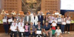 محافظ
      أسيوط
      يكرم
      أبطال
      السباحة
      بعد
      فوزهم
      بالمركز
      الأول
      في
      بطولة
      الصعيد
      لمراكز
      الشباب - بلس 48