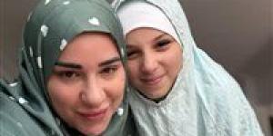 بإسدال
      الصلاة..
      أسما
      شريف
      منير
      مع
      ابنتها:
      يوم
      الجمعة
      يصلح
      كل
      شئ - بلس 48