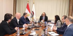 وزير قطاع الأعمال يبحث مع "أروجلو" العالمية تشغيل مصانع الغزل الجديدة - بلس 48