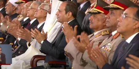 الرئيس السيسي وبن زايد يشاهدان عرضًا لفريق الألعاب الجوية - بلس 48