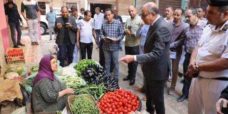 محافظ المنيا يقود حملة تفتيشية مكبرة على أسواق حي غرب وميدان الساعة لضبط الأسعار والاشغالات وسرقة التيار الكهربائى