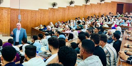 رئيس جامعة الدلتا التكنولوجية يتابع انتظام العملية التعليمية للطلاب الجدد - بلس 48