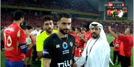 لاعبو الأهلي ينظمو ممرا شرفيا للزمالك خلال تسلم جوائز المركز الثانى للسوبر المصرى - بلس 48