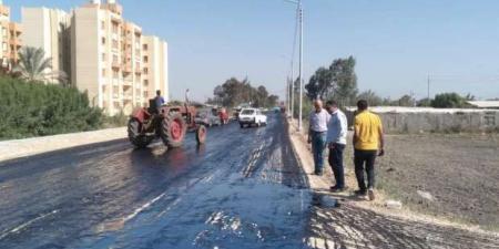 بدء أعمال رش طبقة «MC» لرصف طريق «كوبري النمرة - الجرايدة» بكفر الشيخ - بلس 48