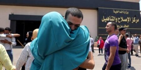 الإفراج بالعفو عن 1027 نزيلا في مراكز الإصلاح والتأهيل احتفالا ذكرى ثورة 30 يونيو (فيديو) - بلس 48