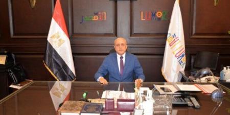 محافظ الأقصر يستقبل وفد أهالي «الزنيقة» ويعد بزيارة ميدانية لمتابعة مشروعات القرية - بلس 48