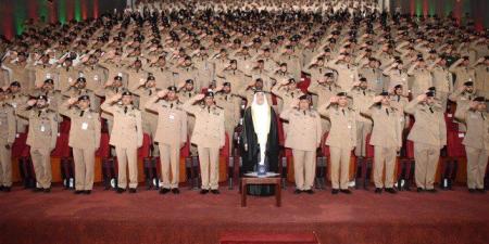 وزير الداخلية الكويتي يشهد حفل تخريج الدفعة 32 من ضباط الاختصاص بكلية الشرطة - بلس 48