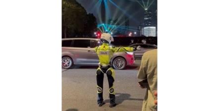 تحاكي العنصر البشري.. ابتكار روبوتات شرطية تنظم المرور في شوارع الصين - بلس 48
