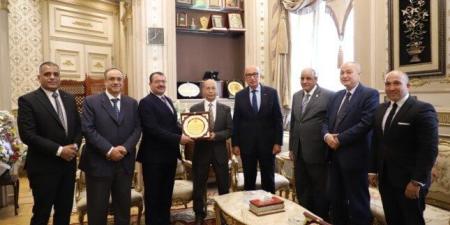 المستشار عاصم الغايش يستقبل وفدا لتهنئته بمنصبه الجديد - بلس 48