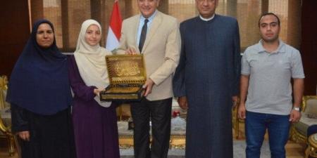 محافظ الغربية يستقبل أوائل الثانوية الأزهرية.. ويؤكد: تفوقكن شهادة على عظمة التعليم الأزهري - بلس 48