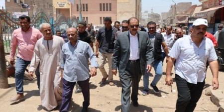 محافظ سوهاج يتفقد أعمال تمهيد الطرق بمركز المنشاة استعدادًا للرصف - بلس 48