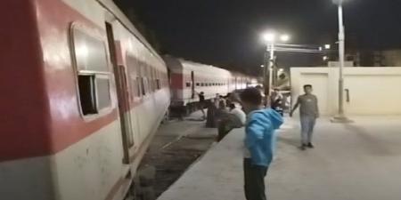 خروج عربات قطار السنطة عن القضبان بعد اصطدامه بالرصيف في الغربية - بلس 48