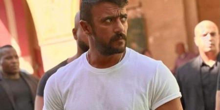 بائع فريسكا يلقي قصيدة فتوَنَة في أحمد العوضي| فيديو - بلس 48