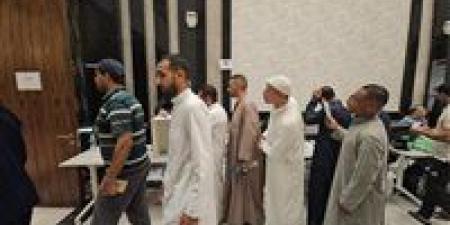 الجلباب الصعيدي في الصدارة.. المصريون في الخليج يسطرون صفحة جديدة فى حب الوطن.. الجاليات المصرية بالسعودية والكويت وعمان يحتشدون أمام اللجان - بلس 48