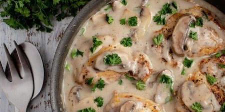 تتميز بنكهتها الغنية.. طريقة عمل شوربة دجاج بالوايت صوص والمشروم - بلس 48