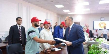 «جبران» يسلم عقود جديدة لكوادر مصرية للعمل بشركة مقاولات في «البوسنة والهرسك» - بلس 48