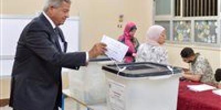رئيس المجلس الأعلى لتنظيم الإعلام يدلي بصوته في انتخابات مجلس الشيوخ 2025 - بلس 48