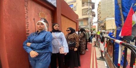 السيدات يتصدرن المشهد.. إقبال كبير على لجان انتخابات الشيوخ في بورسعيد - بلس 48