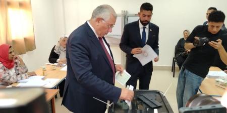 أمين عام حزب «الجبهة الوطنية» يدلي بصوته في انتخابات الشيوخ.. ويؤكد: صوتك خنجر في صدر الجماعات الإرهابية - بلس 48