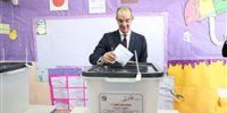 وزير الاتصالات يُدلي بصوته في انتخابات مجلس الشيوخ.. ويدعو المواطنين للمشاركة في الانتخابات لاستكمال المسيرة الديموقراطية - بلس 48