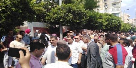 يترأسهم رئيس الشركة.. قيادات كهرباء البحيرة يتوافدون على اللجان للادلاء باصواتهم في انتخابات الشيوخ - بلس 48