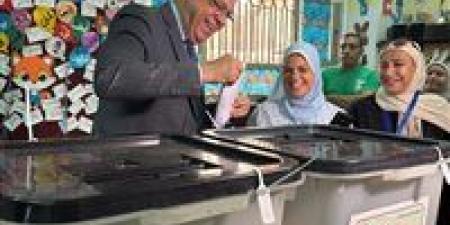 وزير الطيران المدني يُدلي بصوته في انتخابات مجلس الشيوخ ويؤكد: المشاركة الإيجابية واجب وطني يعكس وعي المصريين - بلس 48