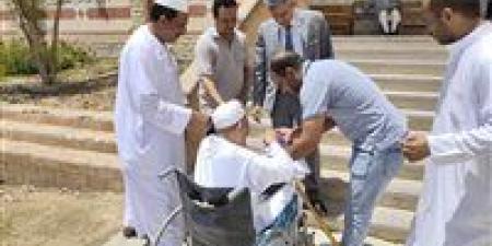رئيس لجنة انتخابية يخرج لتسهيل التصويت لناخب مُسن بمركز الحمام في مطروح - بلس 48