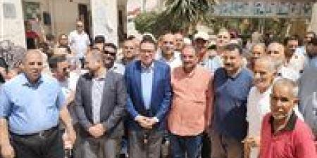 حشود خلف هشام الحصرى أثناء التصويت في انتخابات الشيوخ.... والنائب يؤكد: مشاركة المواطنين ضرورة وطنية - بلس 48