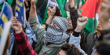 آلاف الأتراك يتظاهرون في إسطنبول احتجاجًا على العدوان الإسرائيلي ودعمًا لغزة - بلس 48