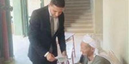 لمسة إنسانية بطامية.. مستشار لجنه يساعد مسنًا يبلغ 90 عامًا ومن ذوي الاحتياجات في الإدلاء بأصواتهم بالفيوم - بلس 48