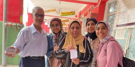 أب وزوجته وبناته يشاركون فى انتخابات مجلس الشيوخ بالتجمع الخامس - بلس 48