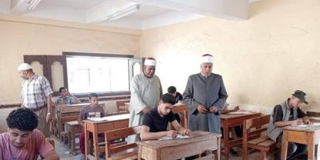 رئيس أزهرية القليوبية يتفقد لجان امتحانات الدور الثانى للشهادة الإعدادية - بلس 48