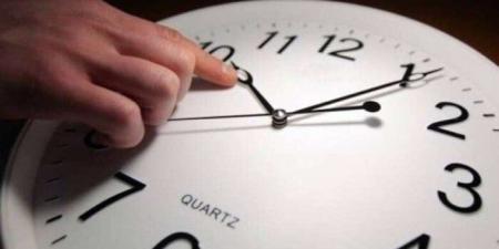 استعدوا لتأخير الساعة 60 دقيقة.. موعد بدء التوقيت الشتوي 2025 - بلس 48