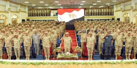 وزير الدفاع يلتقي عددًا من مقاتلي المنطقة الجنوبية العسكرية‎ - بلس 48