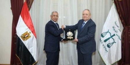 المستشار أسامة شلبي يستقبل رئيس الأكاديمية العربية للعلوم والتكنولوجيا لتقديم التهنئة له - بلس 48